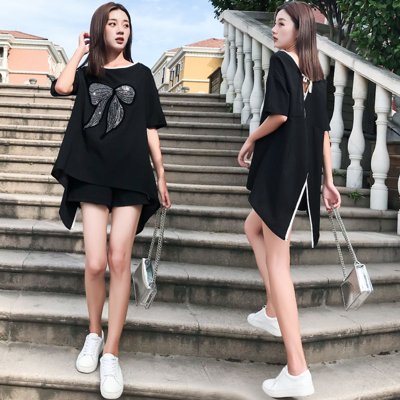 别傻傻T恤配牛仔?又丑又土!今年流行棉麻衫+短裤，轻便还美丽