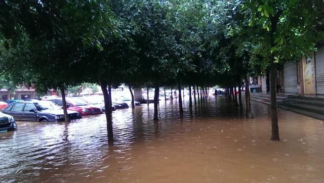 一起看看2018年中国各地的暴雨积水,出来混还