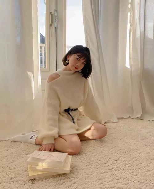 「性感」露肩毛衣+直筒裤+裙子的穿衣搭配，美炸了！
