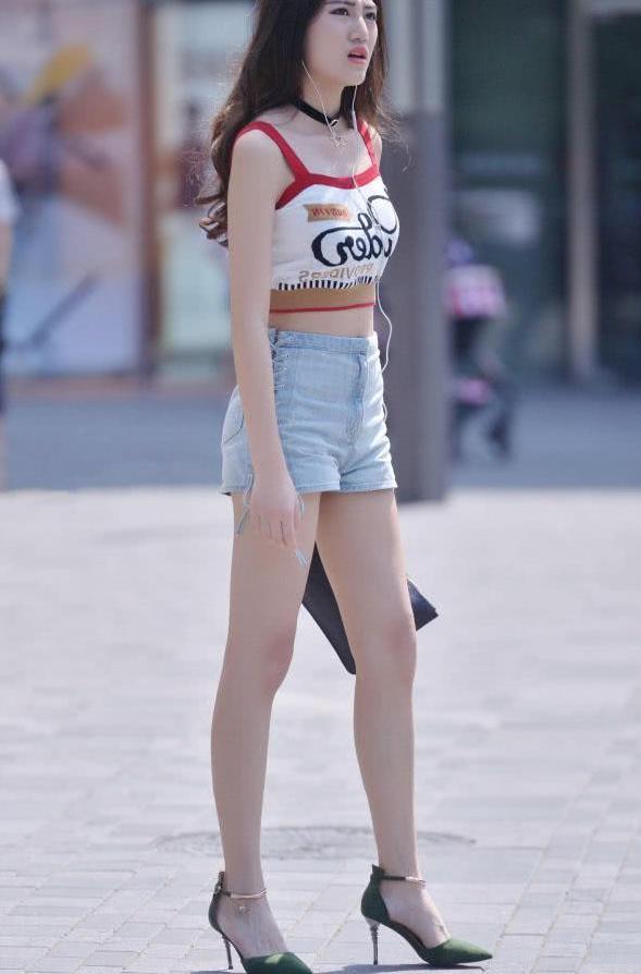 性感小姐姐穿牛仔超短裤，身材火辣很有看点
