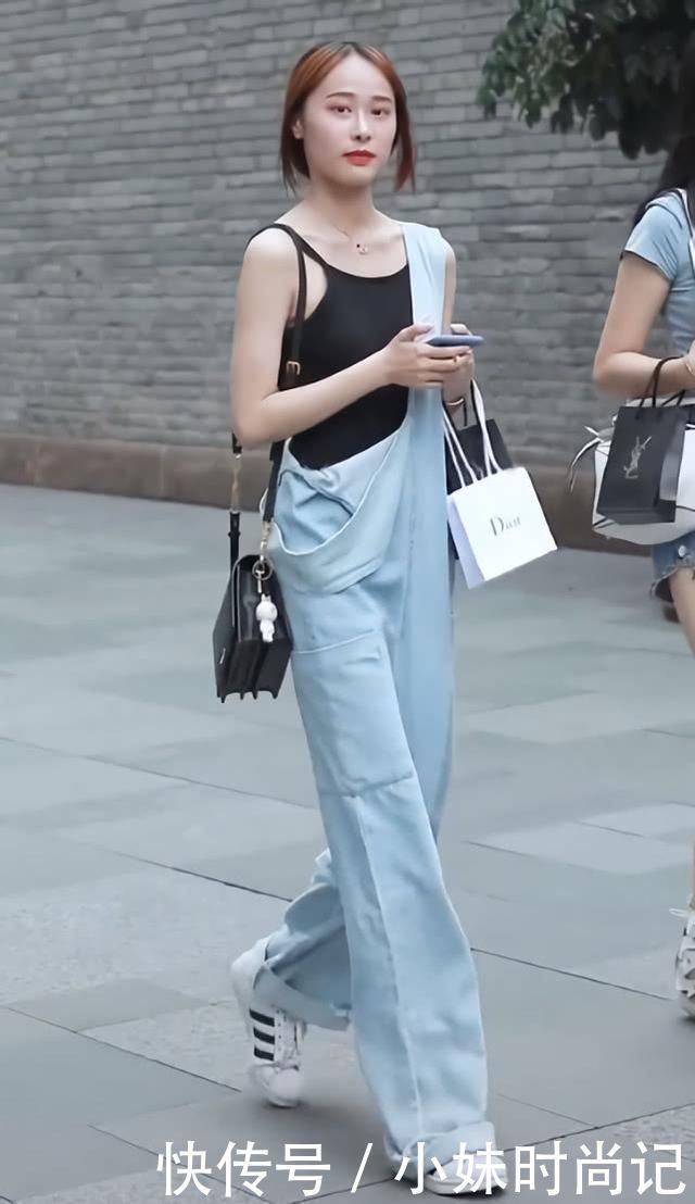  『凸显』街拍小姐姐的身材匀称凸显韵味，走路时撩头发的姿势的确迷人