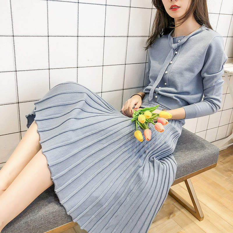 国庆出去玩，穿裙子不方便!新出的休闲套装+小白鞋，到哪都洋气