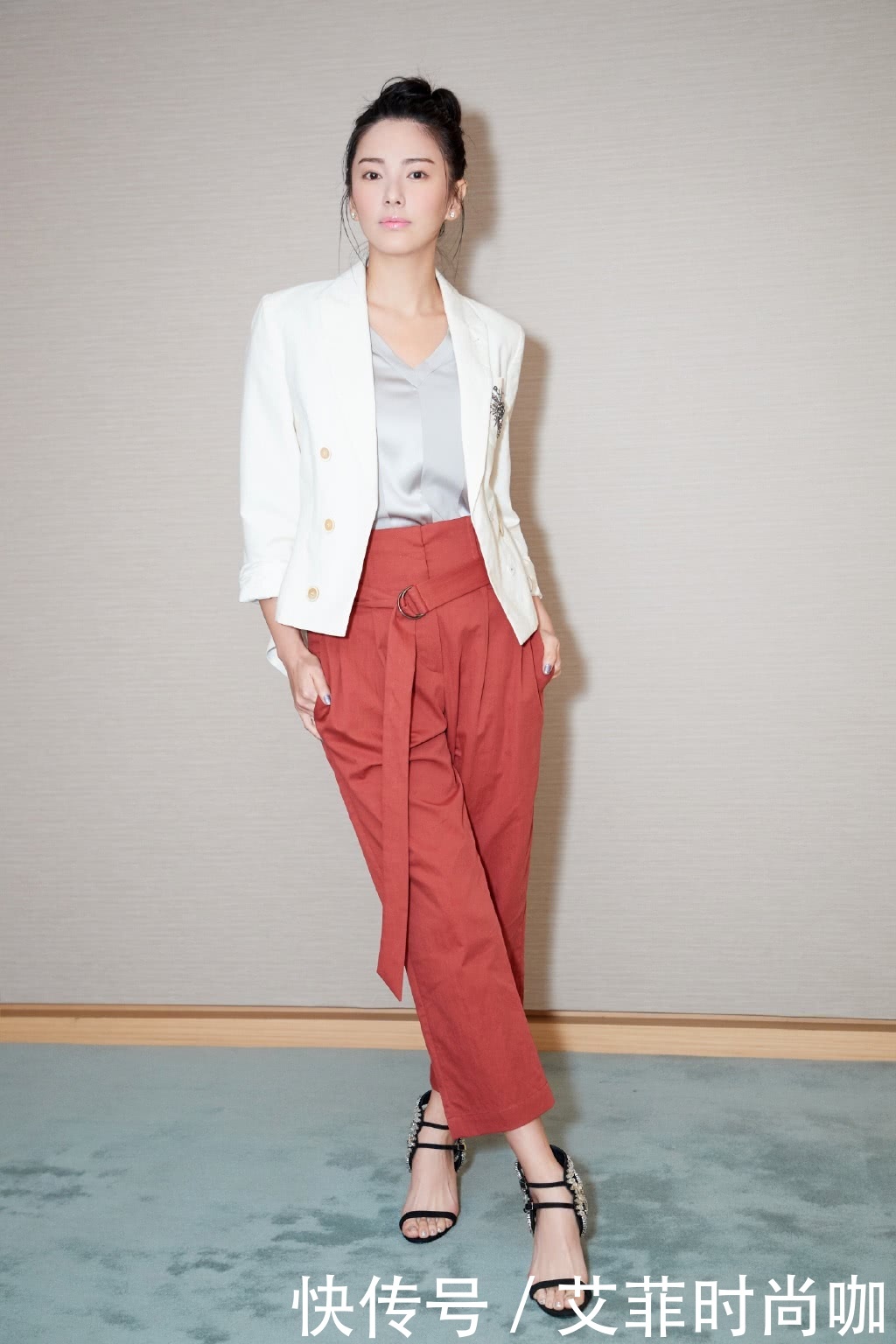 张雨绮穿粉色衬衫透到露内衣，跟没穿差不多，网友：果然够性感！