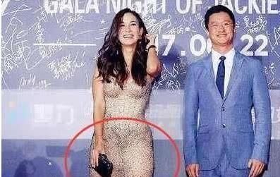 卢靖姗最过分的连衣裙，全程用包包遮挡，网友：韩庚知道吗