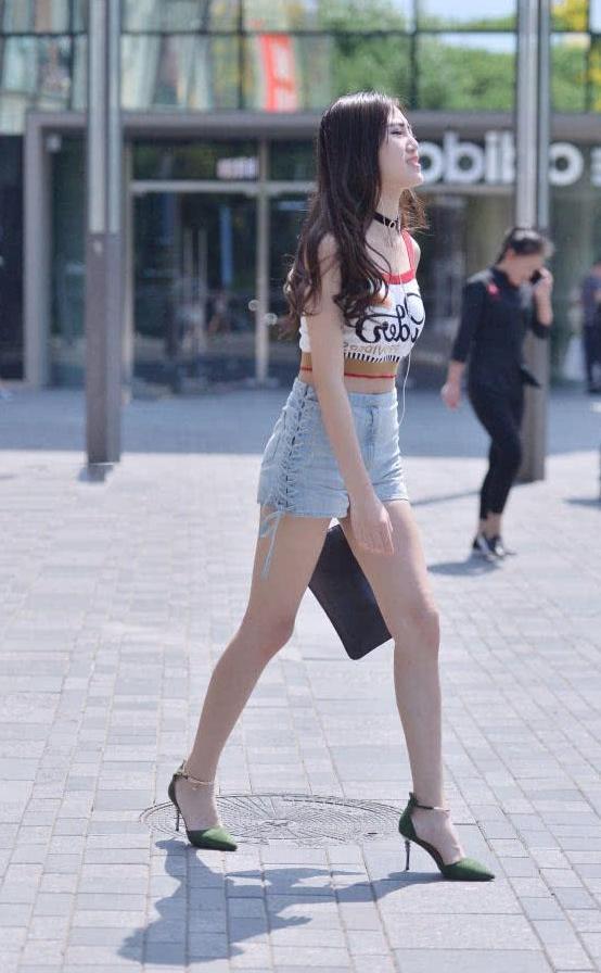 性感小姐姐穿牛仔超短裤，身材火辣很有看点