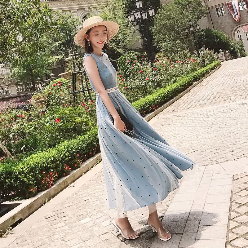 街拍朦胧中透着性感，网纱连衣裙太美太迷人