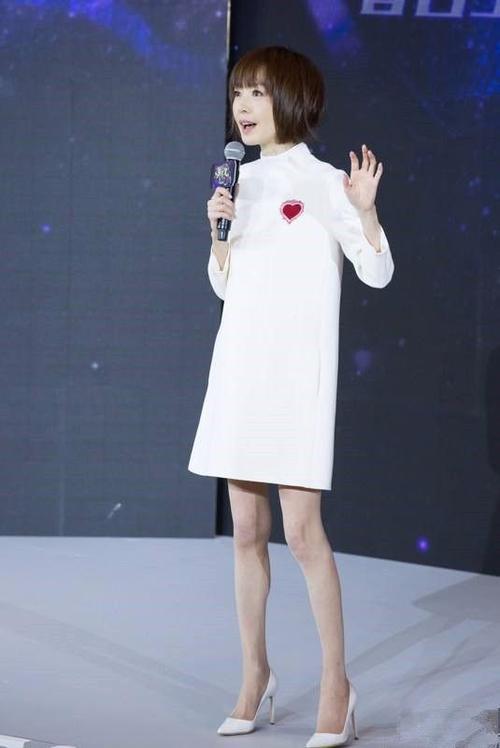 鲁豫终于胖一点了,都敢穿紧身裤了!这样打扮,看起来协调很多!