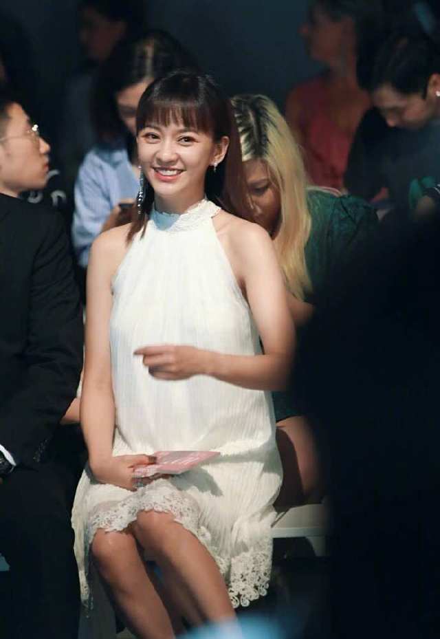 “准妈妈”陈意涵出席时装周,小白裙穿出少女感,可高跟鞋亮了!