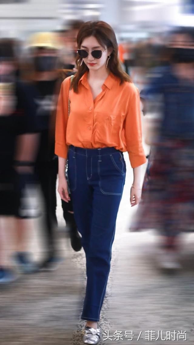 江疏影还真是会搭，雪纺白衬衫配蓝短裤，暴露了一双惊艳长腿！