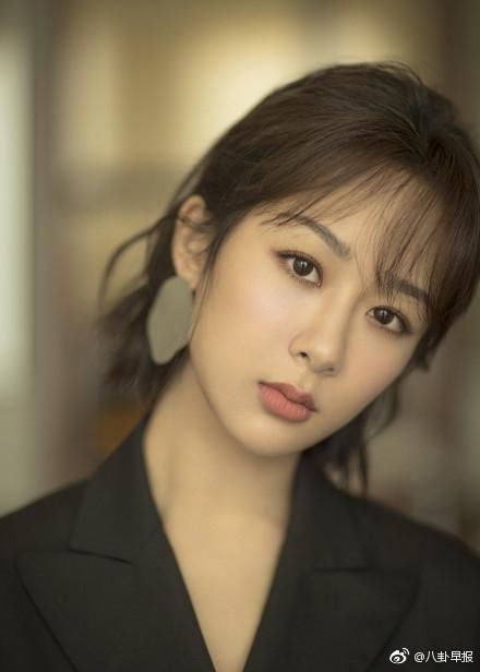 杨紫赴韩国出席活动，韩国记者照面部僵硬，远不如朴信惠的自然美