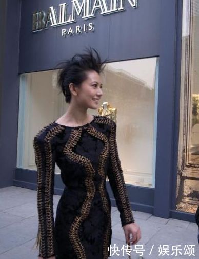 38岁高圆圆现身街头，头发乱成枯草，网友：确定这是气质女神？