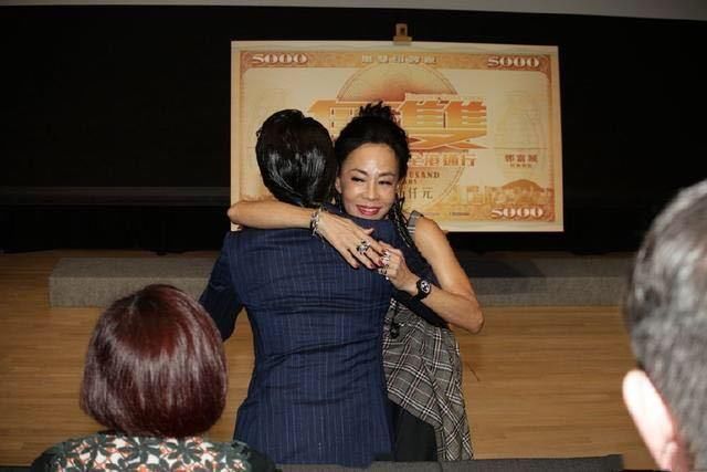 周润发妻子可真时髦，穿吊带裙梳脏辫，59岁潮的飞起！