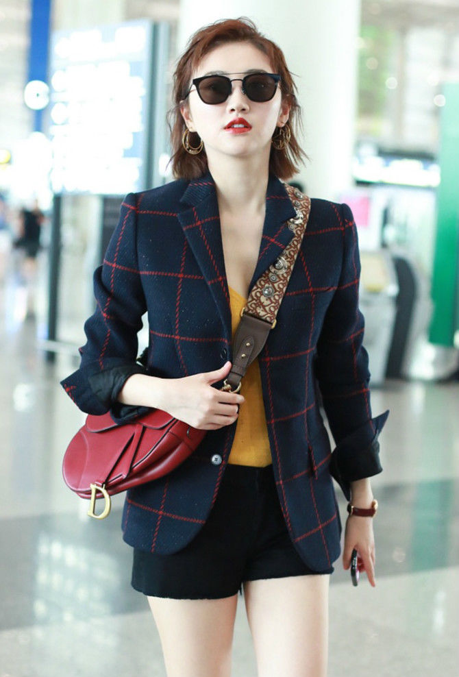 景甜顶着炸毛短发着低胸装出镜 烈焰红唇秀美腿御姐范十足