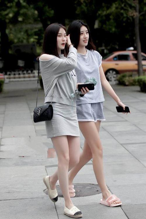 街拍：性感身材丰腴的小姐姐，灵动飘逸又不失性感端庄！