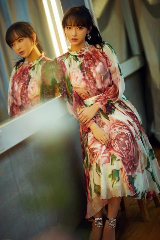 原本以为热巴穿印花裙够美了，却没想到程潇更惊艳，发型加分了！