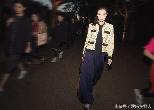 宽松长袖T恤搭配五分裤，倪妮也能凹出街头范，网友：美少女一枚