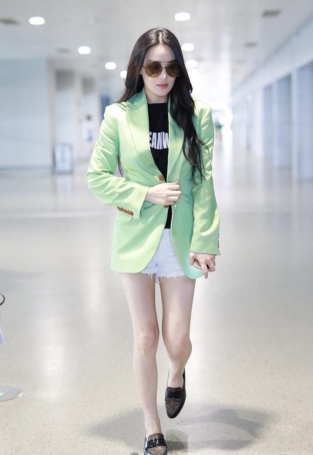 张馨予婚后亮相机场，齐臀短裤露出毛边大秀好身材，李晨后悔吧
