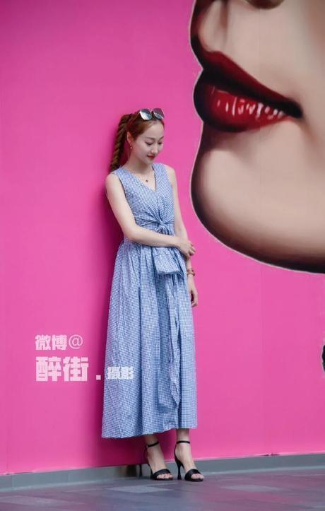 笑容甜美的美女，薄纱裙下大长腿若隐若现，有点俏皮更有点美艳