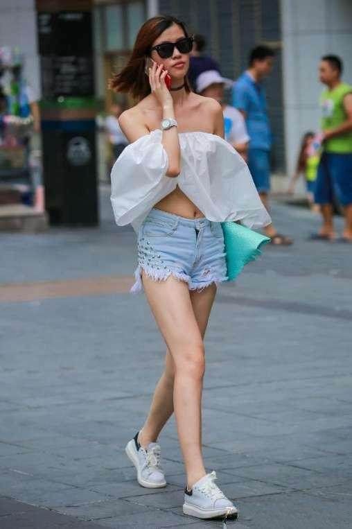 街拍:图一穿着太大胆，图二图三小姐姐北上广没有房你就不配看