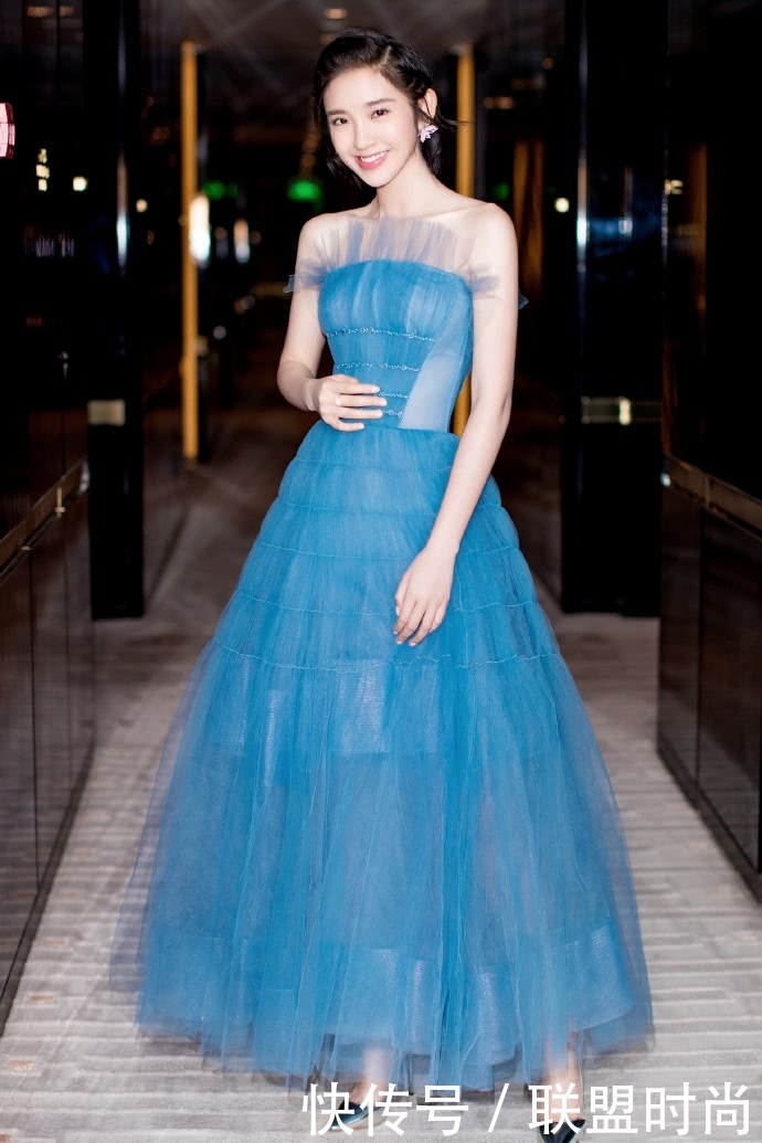 唐艺昕穿粉色长裙优雅动人，不料被胯部抢足了镜头，也太宽了！