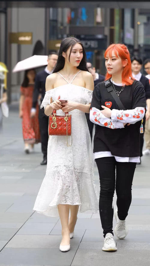 高挑小姐姐穿挂脖白色连衣裙裹出曼妙身姿，优雅好似白天鹅