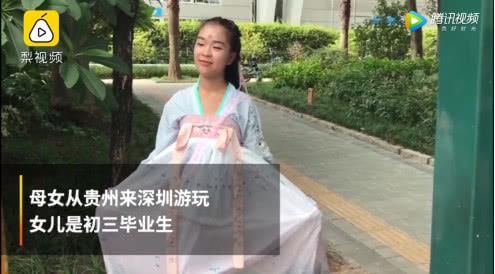 母女俩参加漫展互相吐槽，妈妈称被女儿屏蔽朋友圈，嫌她发养生文