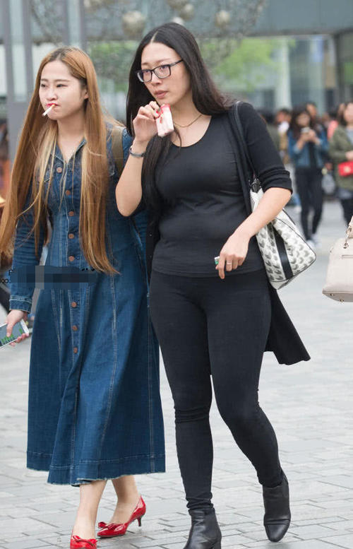 丰满御姐紧身衣绷不住腹部的游泳圈，和闺蜜当街吞云吐雾表情搞笑