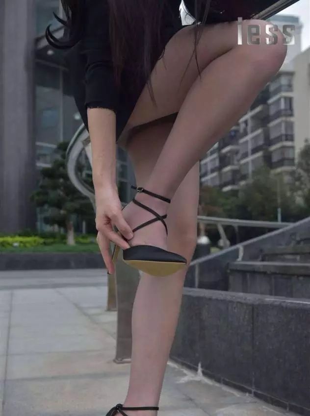 街拍：上班路上碰到的超薄肉丝迷人美腿白领