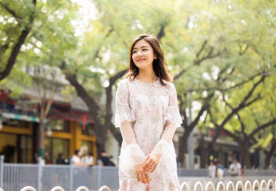 19岁李兰迪长得着急，穿的倒很水灵，连衣裙款式不错!