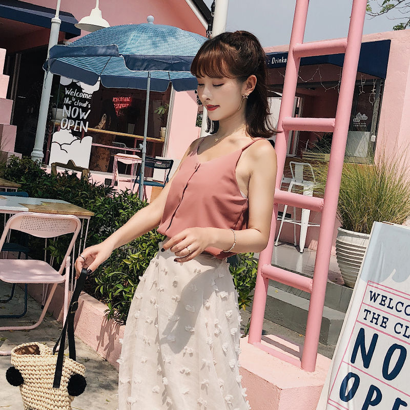 难怪越来越多的女人不穿裙子，炎炎夏日穿这样的吊带背心，超好看