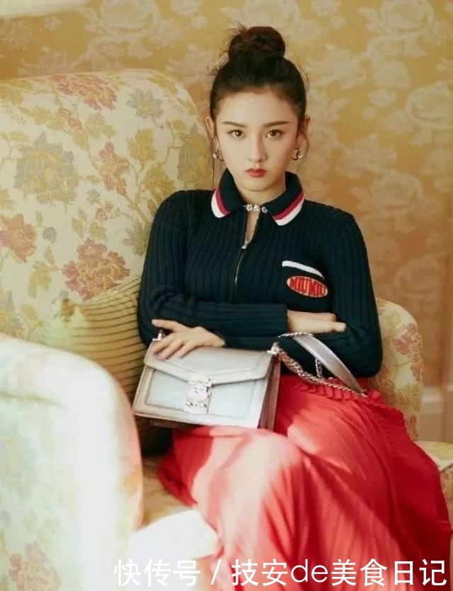 『高丸子』这个时候丸子头成了女孩们的首选 轻松搞定的慵懒发型