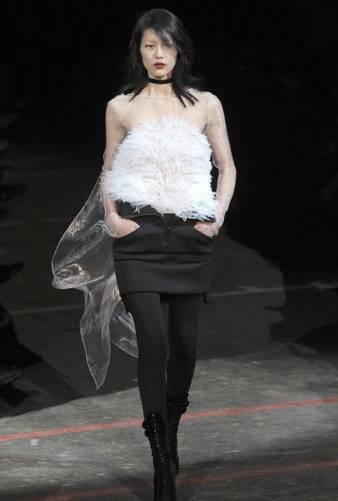 刘雯新造型无眉星人，红唇好突兀，看不懂的时尚，被设计师坑惨了