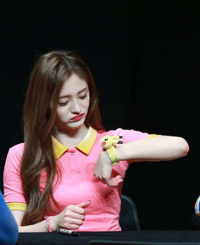 27岁冯提莫撞上19岁周洁琼，网友：真嫩和装嫩一眼就能看出