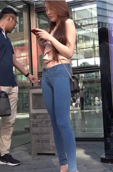 成熟微胖小姐姐粉红吊带穿出纤瘦火辣身段，紧身牛仔搭配刚刚好