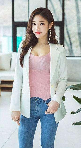 紧身裤怎样都能穿出纤细美腿，清爽美女高挑曼妙好身材让人入梦