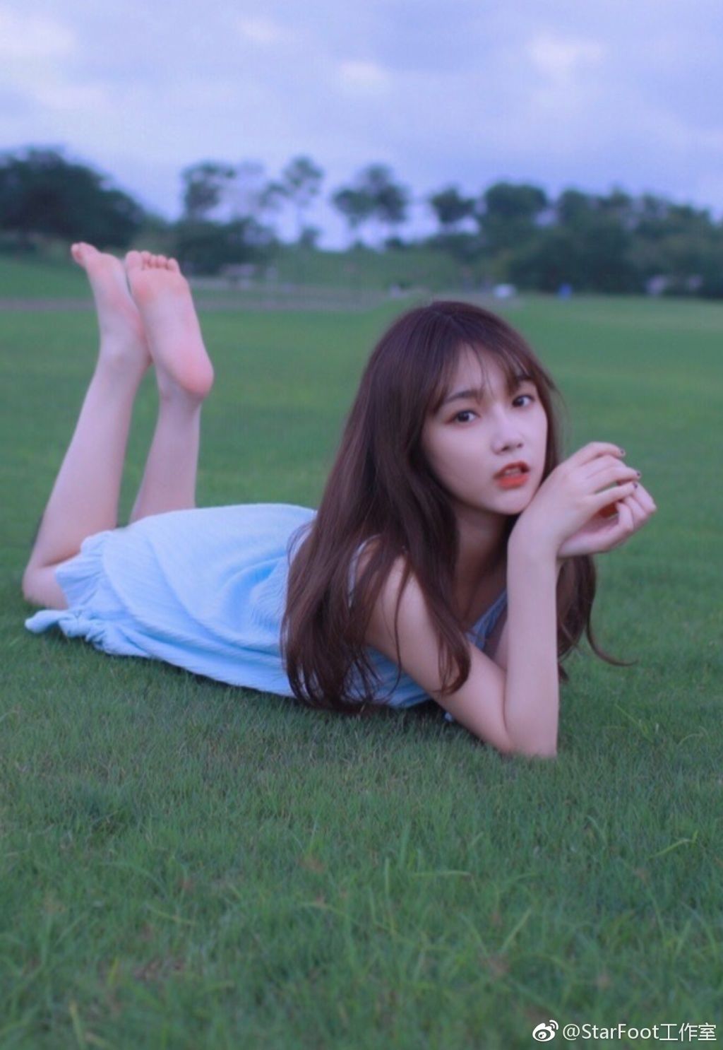 SNH48宋昕冉唯美写真，白色短裙衬托一双美腿 可爱而性感