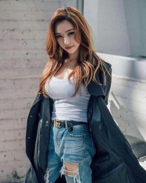 自信满满的打底裤小姐姐，帅气十足特别有女人味，特别吸睛！