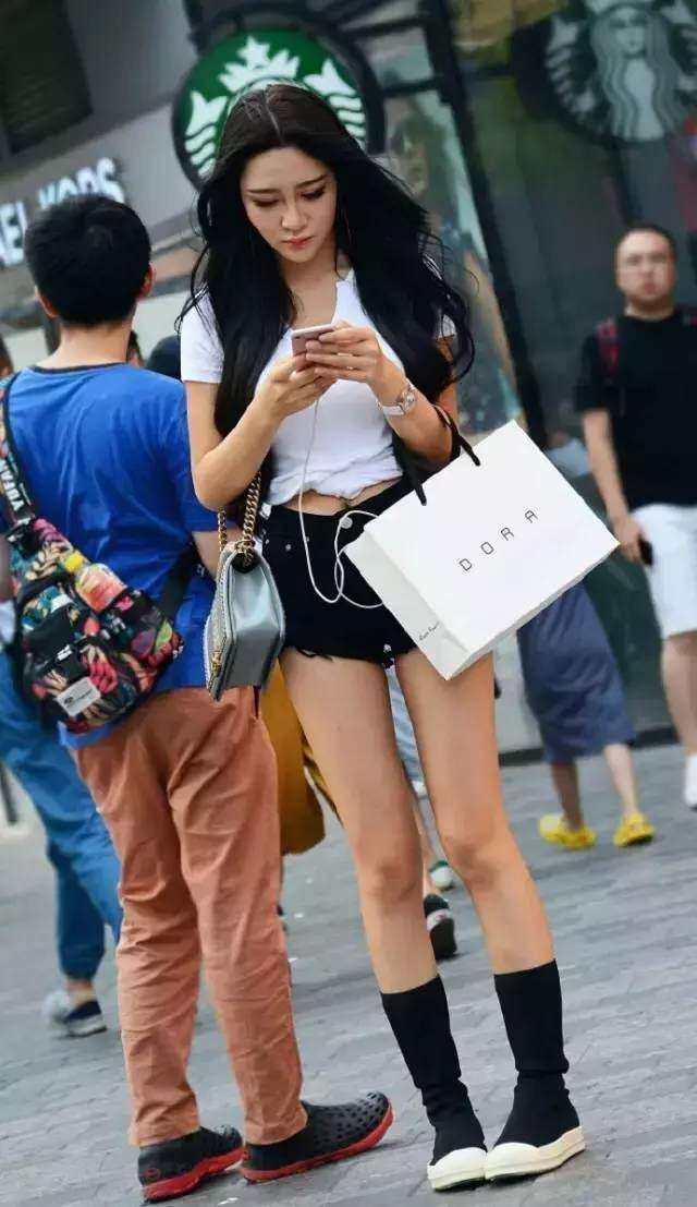 街拍: 穿紧身T恤和超短裤的美女, 肉肉的很好看