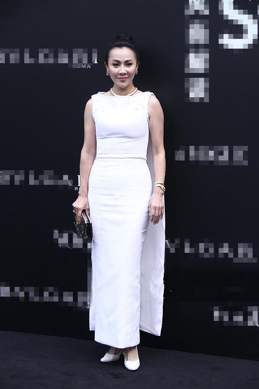 赵雅芝63岁，刘嘉玲52岁，两人同穿白色披风，差距竟如此尴尬！