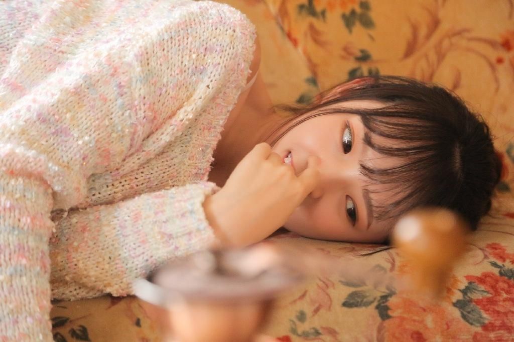 长腿美女小露香肩诱惑性感图片