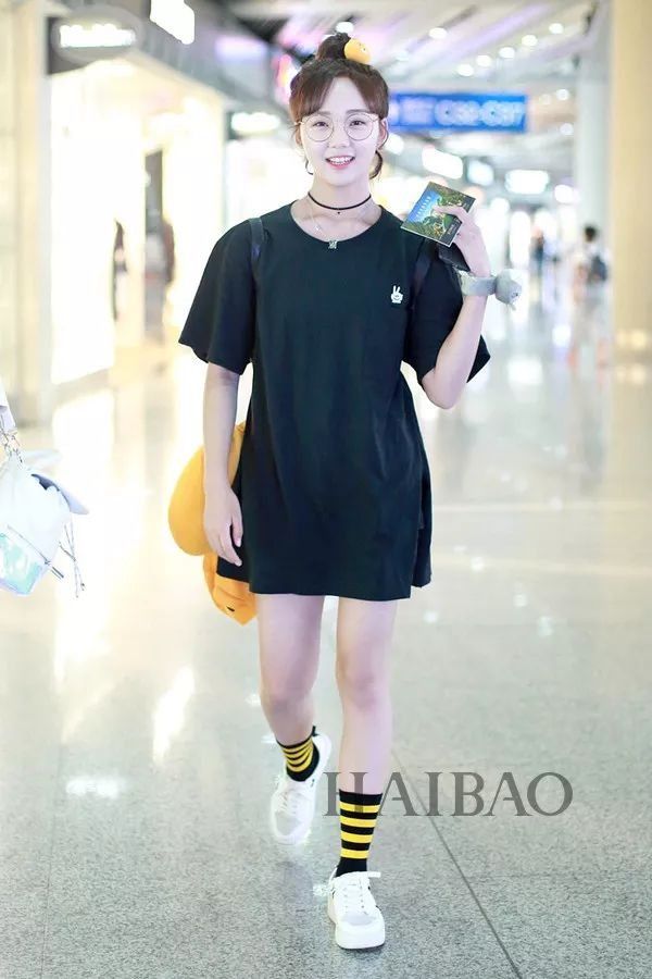 瘦回巅峰的赵薇年轻10岁!白百何这脸是怎么了?【海报街拍】