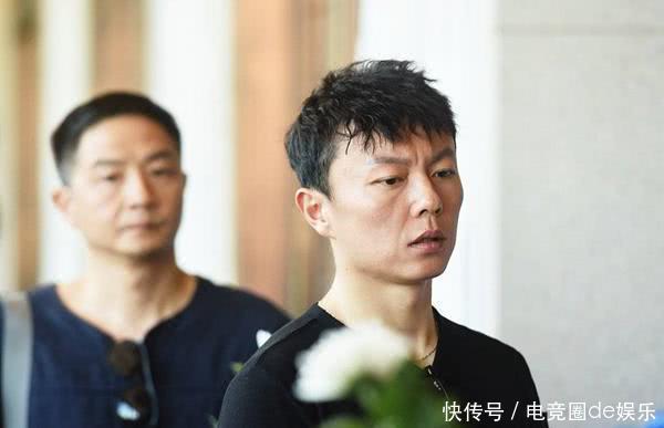 龙当场痛哭,有谁去注意到李连杰干儿子谢苗的表情