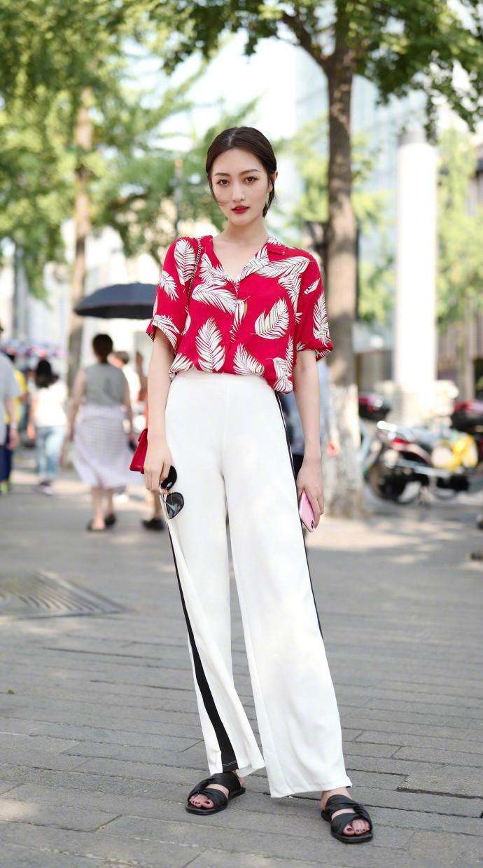 杭州街拍, 清凉夏日穿淡色会让人看上去更加舒适