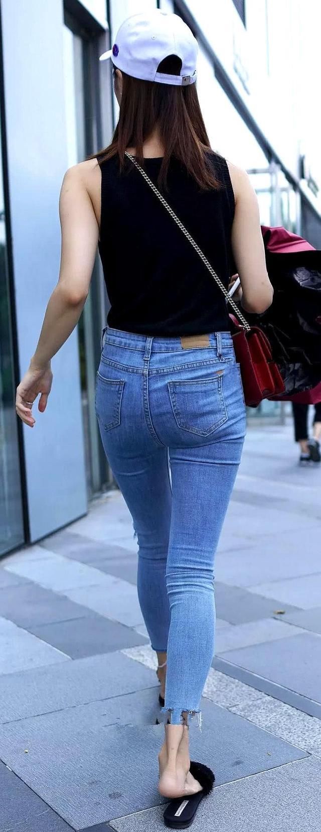 牛仔裤很多人都喜欢牛仔裤不仅耐磨还耐脏，且穿起来很有气质