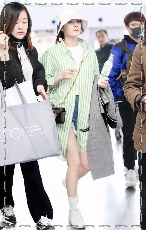 迪丽热巴也是“照骗”？离开PS玉臂变麒麟臂，网友：反差太大了