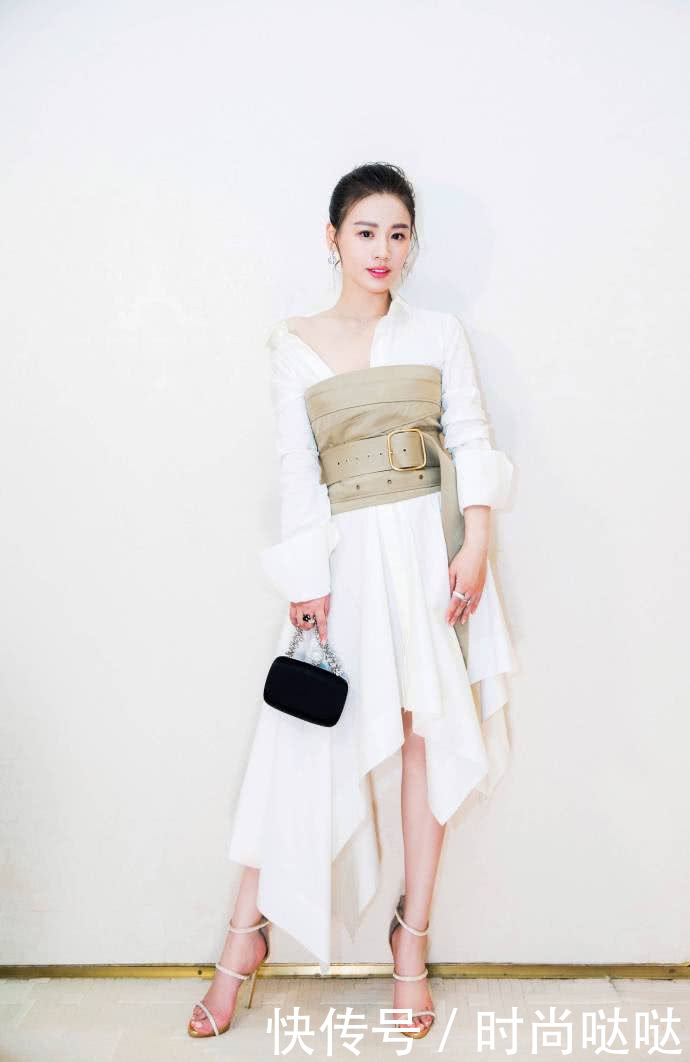 马思纯穿草莓裙现身，搭配白衬衫很清新，网友：可惜没有腰！