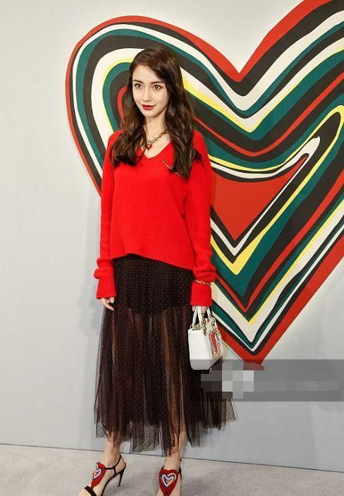 29岁杨颖真会穿!一袭深V吊带长裙端庄优雅,网友:黄晓明好福气