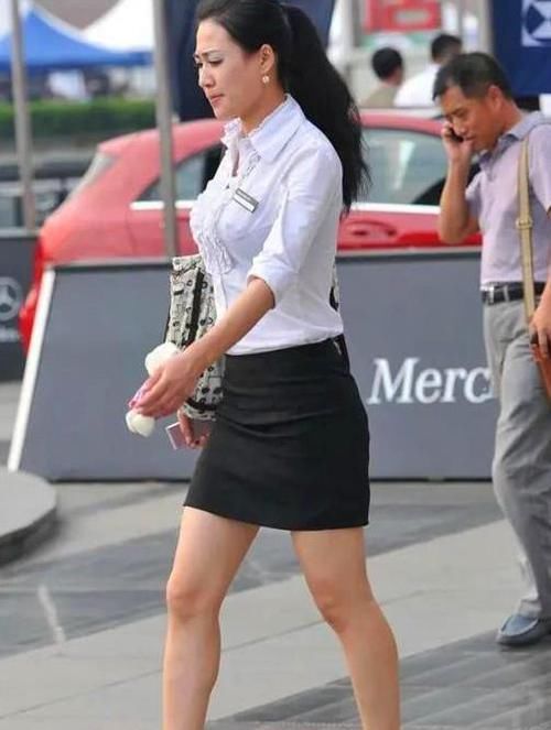  「气质」养眼女神街拍：丹唇外朗的小姐姐，一件碎花上衣配牛仔裤，时尚达人气质