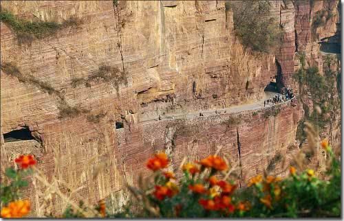 靠潘长江火起来的小山村，“挂壁公路”成世界奇迹，今却人走楼空