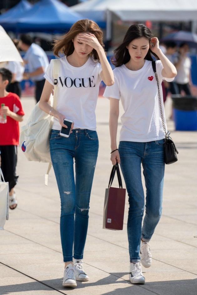 和短裤相比，穿长裤修饰腿型线条，身材更显曼妙